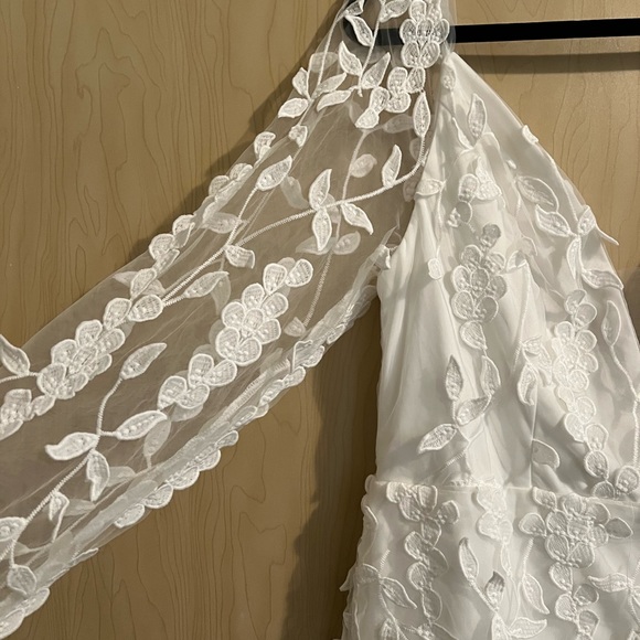 Beautiful, flattering, White gown. - Picture 5 of 8